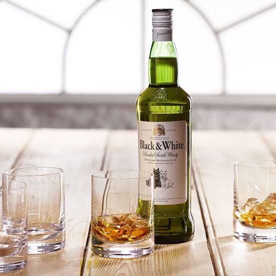Whisky Black and White 700 ml